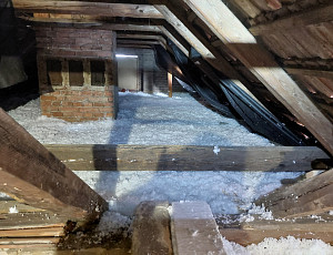 Zateplení stropu řadového rodinného domu pomocí foukané izolace